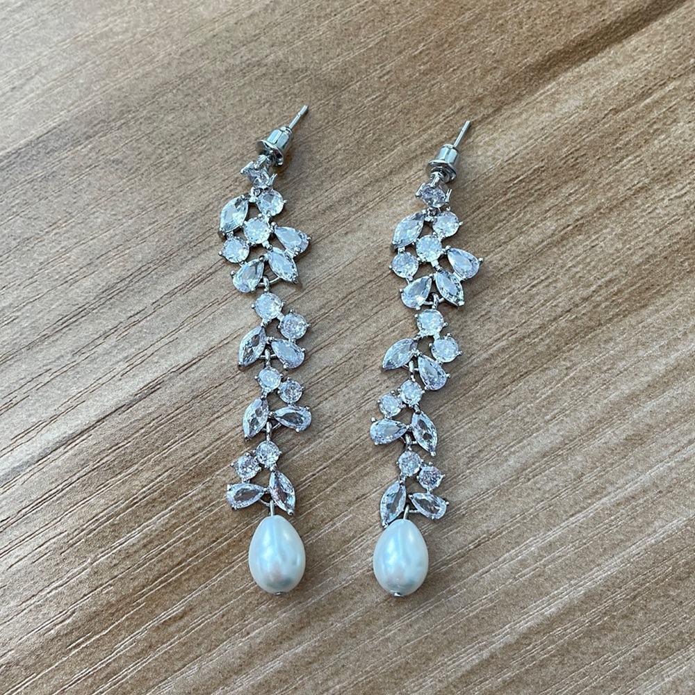 Pearl accent bridal earring